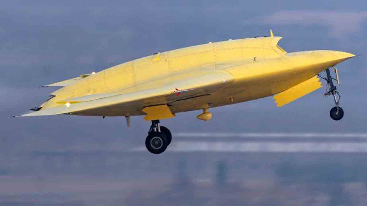 Stealth bojový dron CH-7 absolvoval svůj první let na severozápadě Číny. Global Times | Weibo