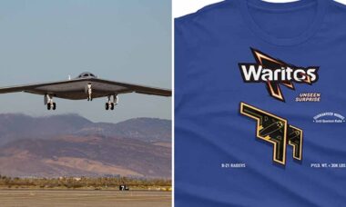 Site desenvolve camisetas especiais para os aficionados por tecnologia militar (Foto: Reprodução / TWZ)