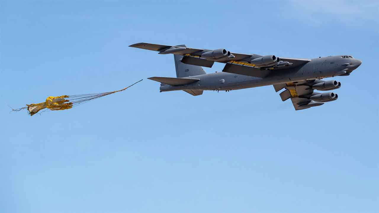 Raro incidente con un bombardiere B-52 filmato durante il volo negli Stati Uniti. Foto: Eric Kilpatrick X @KpAviationPhoto