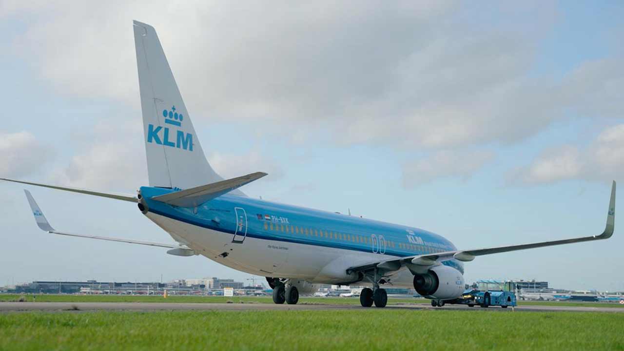 滑走路上のKLM機