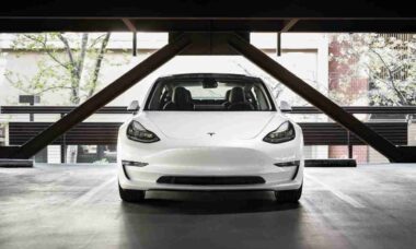 Tesla pode aplicar multa de até US$ 150 por vômito ou fumaça nos Robotáxis