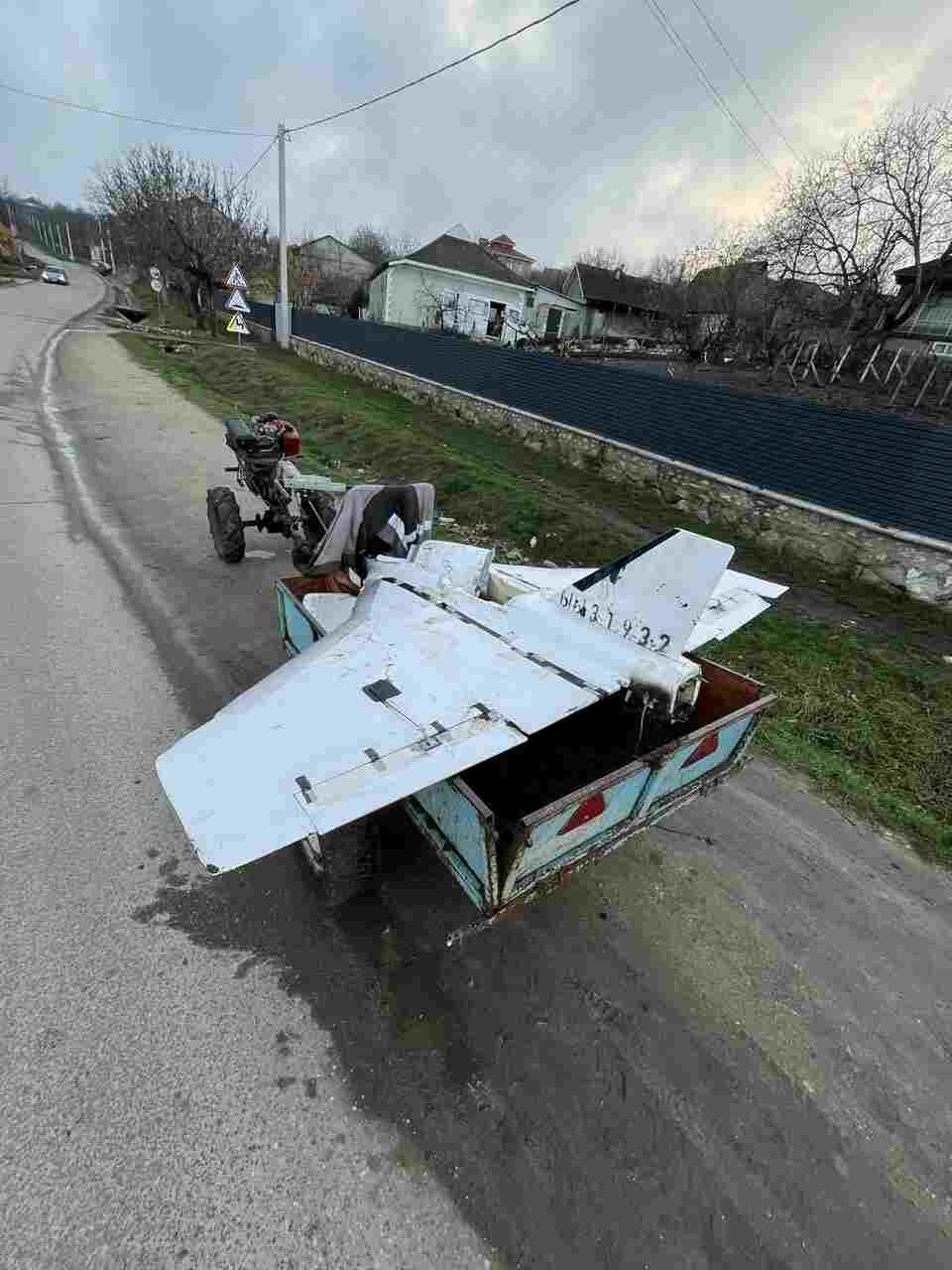 Civil encontra drone em aldeia na Moldávia e resolve levá-lo em uma carroça