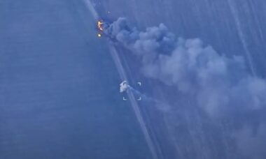 Drones ucranianos destroem dois lançadores do sistema de defesa aérea russo S-400