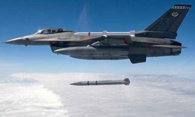 Caça F-16 voando nas nuvens