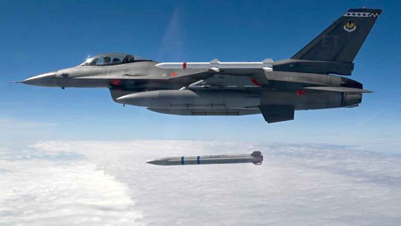 F-16 jagerfly som flyr gjennom skyene