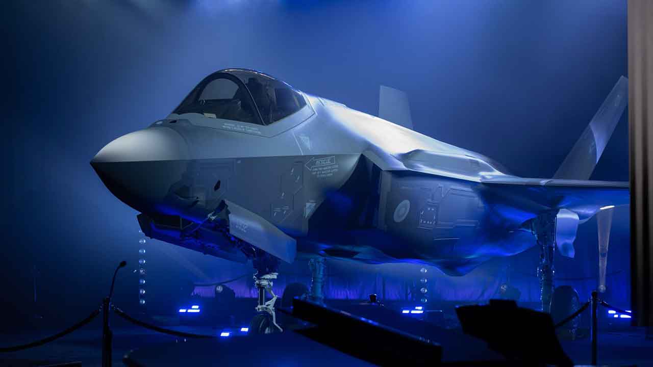 Força Aérea da Finlândia apresenta o F-35A JF-501 em Fort Worth