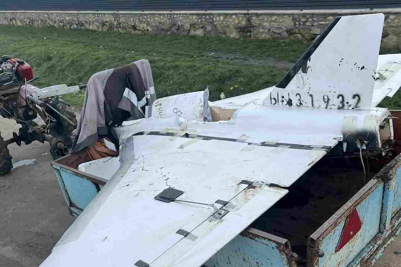 Civil encontra drone em aldeia na Moldávia e resolve levá-lo em uma carroça