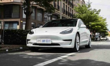 Homem fica chocado ao descobrir desvalorização de Tesla comprado por US$ 62 mil em 2022