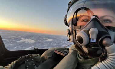 Princesa Herdeira da Suécia voa em caça JAS 39 Gripen após concluir treinamento militar. Foto: Forsvarsmakten