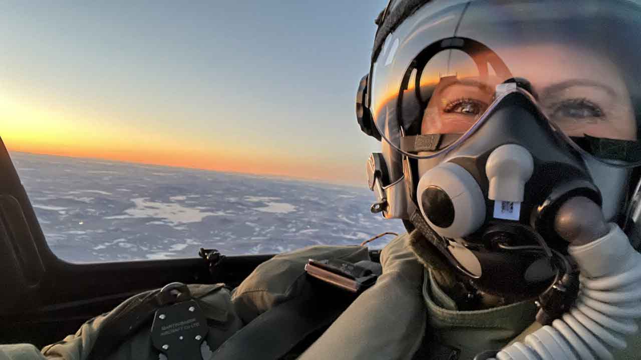 Sveriges kronprinsesse flyr JAS 39 Gripen etter å ha fullført militær opplæring. Foto: Forsvarsmakten