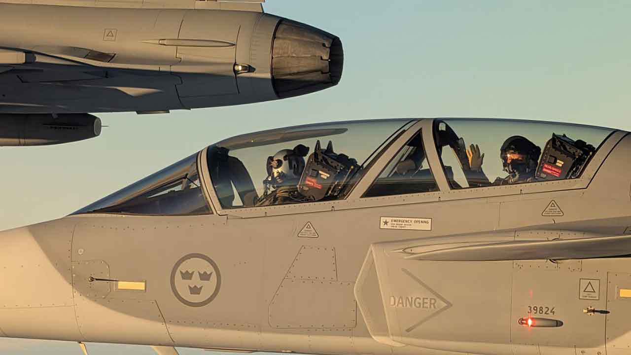Sveriges kronprinsesse flyr JAS 39 Gripen etter å ha fullført militær opplæring. Foto: Forsvarsmakten