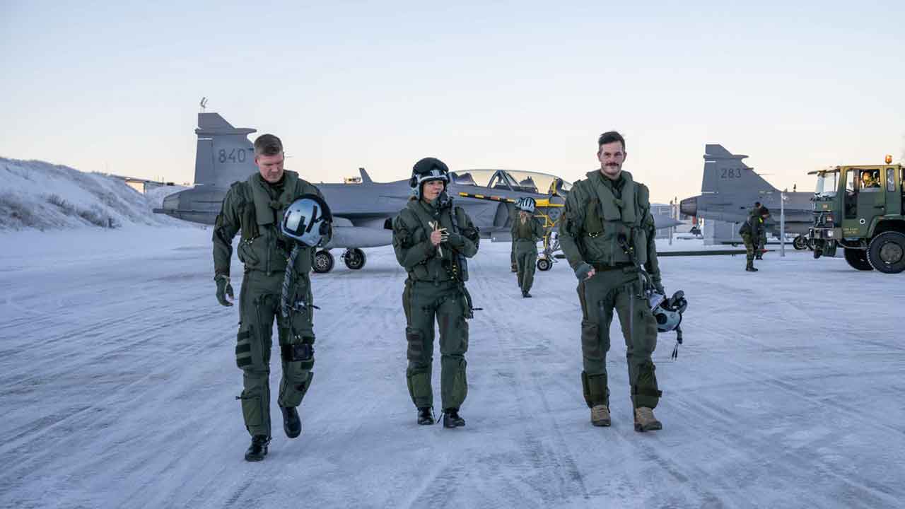 Sveriges kronprinsesse flyr JAS 39 Gripen etter å ha fullført militær opplæring. Foto: Forsvarsmakten