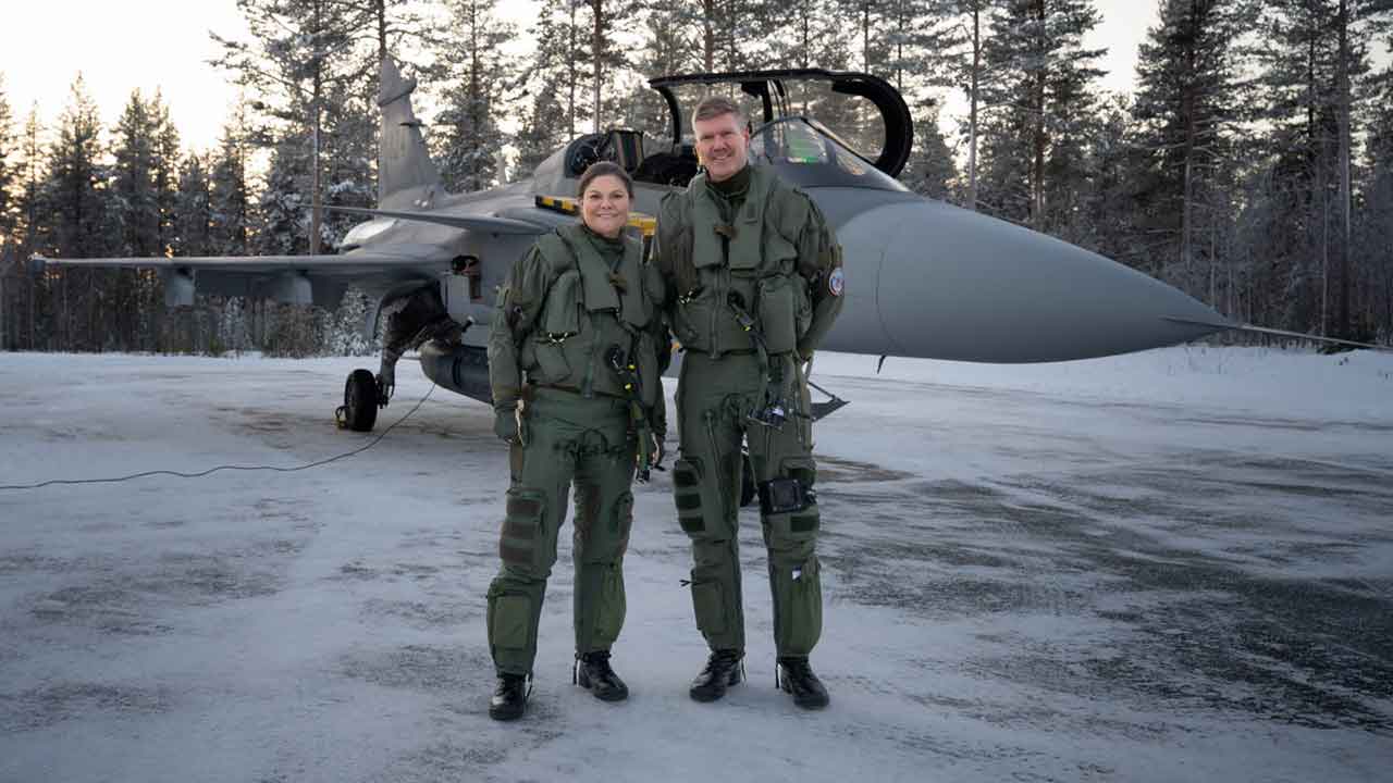 Sveriges kronprinsesse flyr JAS 39 Gripen etter å ha fullført militær opplæring. Foto: Forsvarsmakten