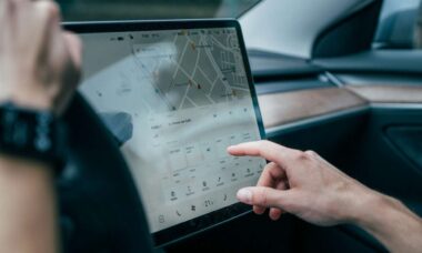 Estudo destaca riscos das telas sensíveis ao toque nos automóveis