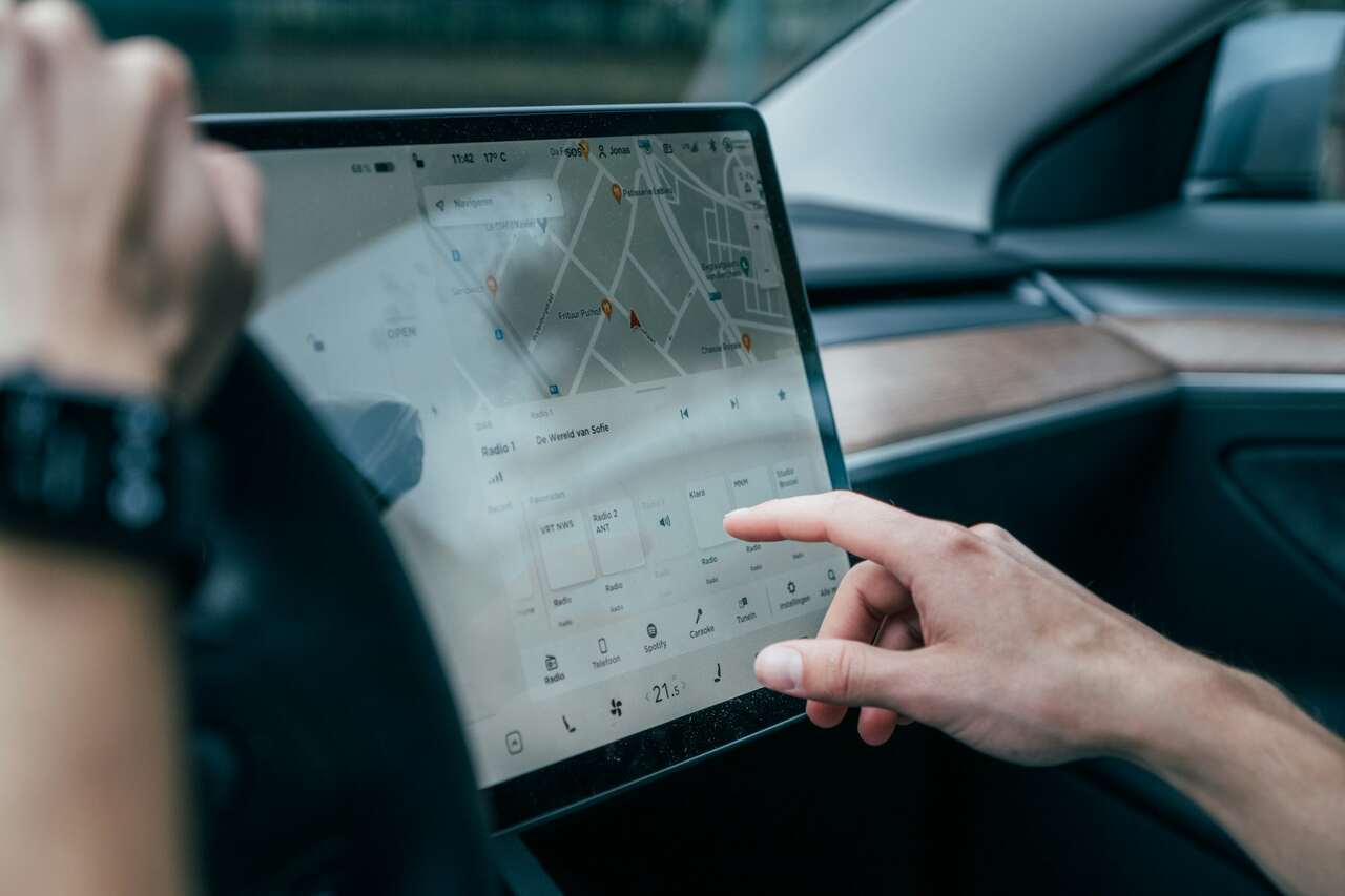 Estudo destaca riscos das telas sensíveis ao toque nos automóveis