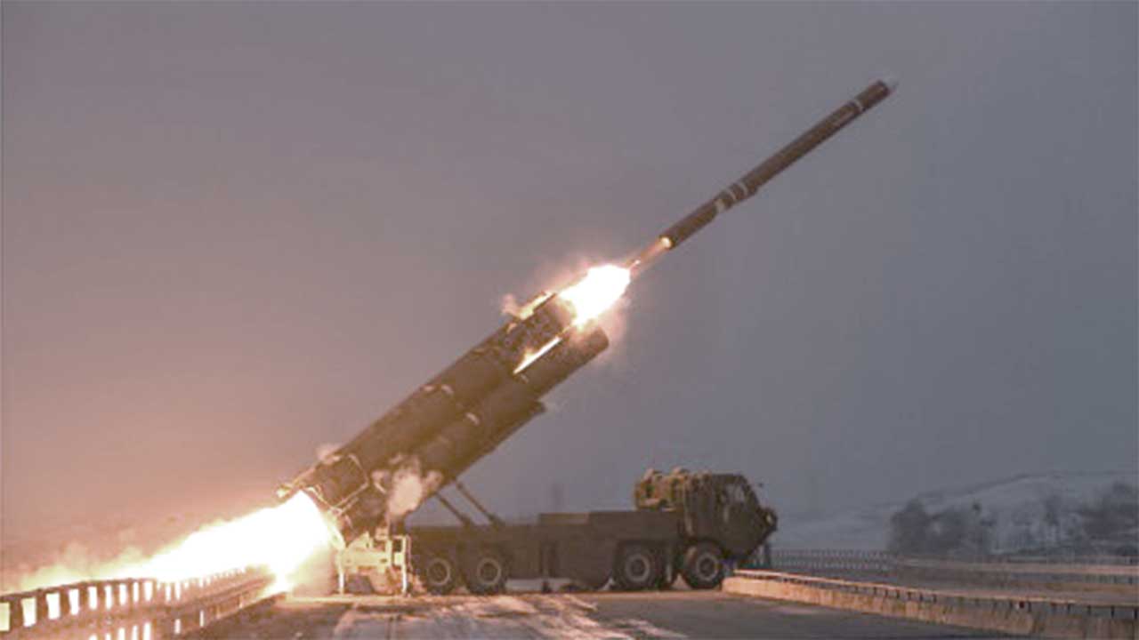평양, 장거리 순항미사일 발사로 반격 능력 시험. 사진: kcna