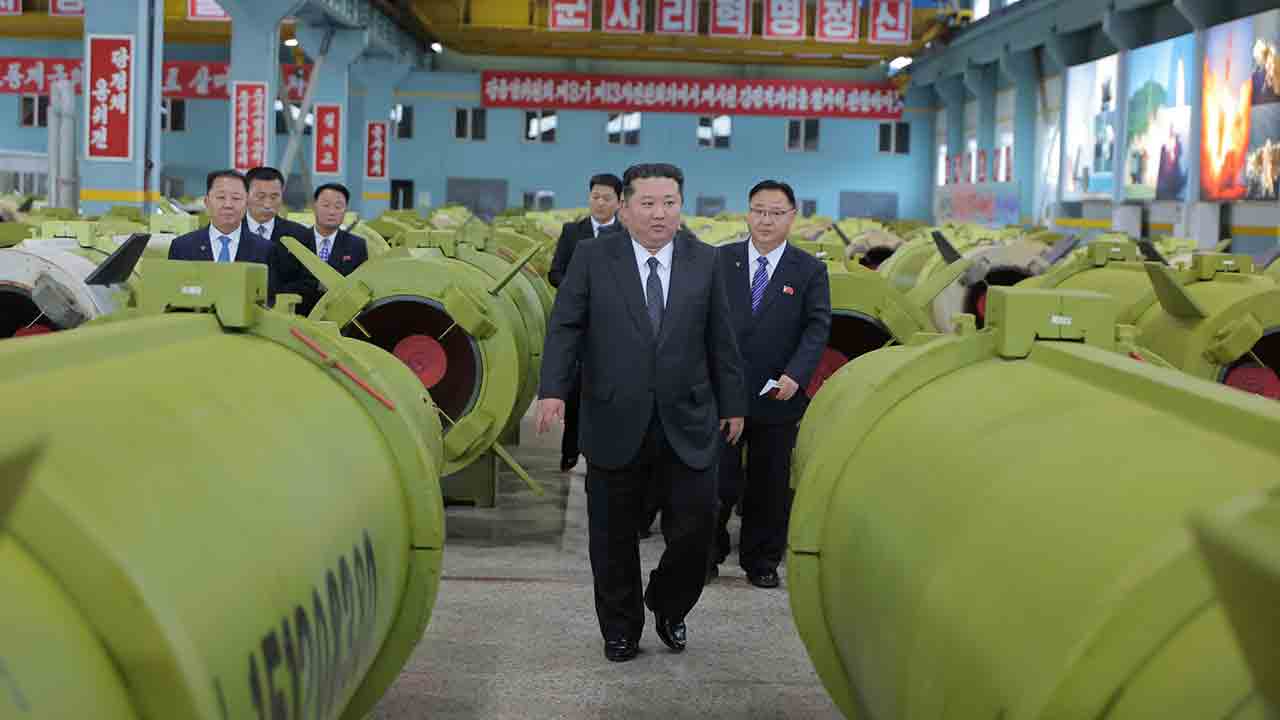 Korea Utara mempercepat produksi rudal KN-23 setelah inspeksi Kim Jong Un. Foto: KCNA