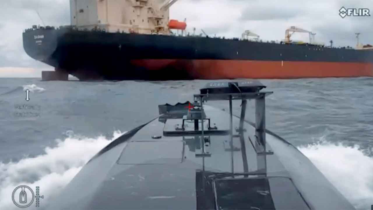 Drones navais Sea Baby da SBU atingem petroleiro da “frota sombra” russa no Mar Negro. Telegram @ssternenko