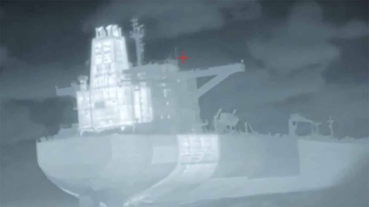 Drones navais Sea Baby da SBU atingem petroleiro da “frota sombra” russa no Mar Negro. Telegram @ssternenko