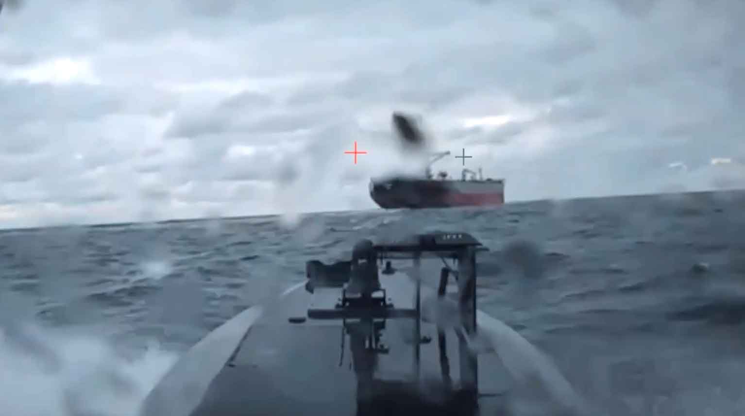 Drones navais Sea Baby da SBU atingem petroleiro da “frota sombra” russa no Mar Negro. Telegram @ssternenko