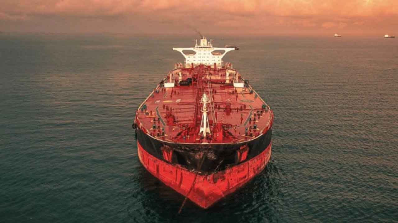 Vídeo: Ucrânia atinge petroleiro da frota sombra russa em operação inédita no Mar Mediterrâneo