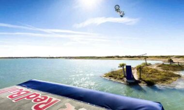 Vídeo: Motociclista realiza sequência de saltos sobre a água em percurso de acrobacias