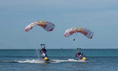Paraquedista salta de avião a 1.500 m de altura e pousa em cima de jet ski em alto mar; assista