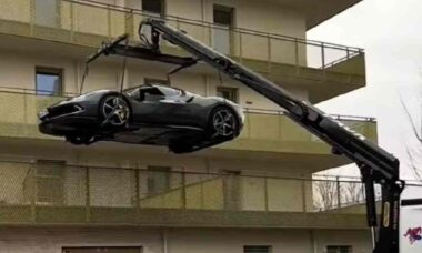 Milionário coloca Ferrari em sua varanda durante disputa por vaga de estacionamento no prédio