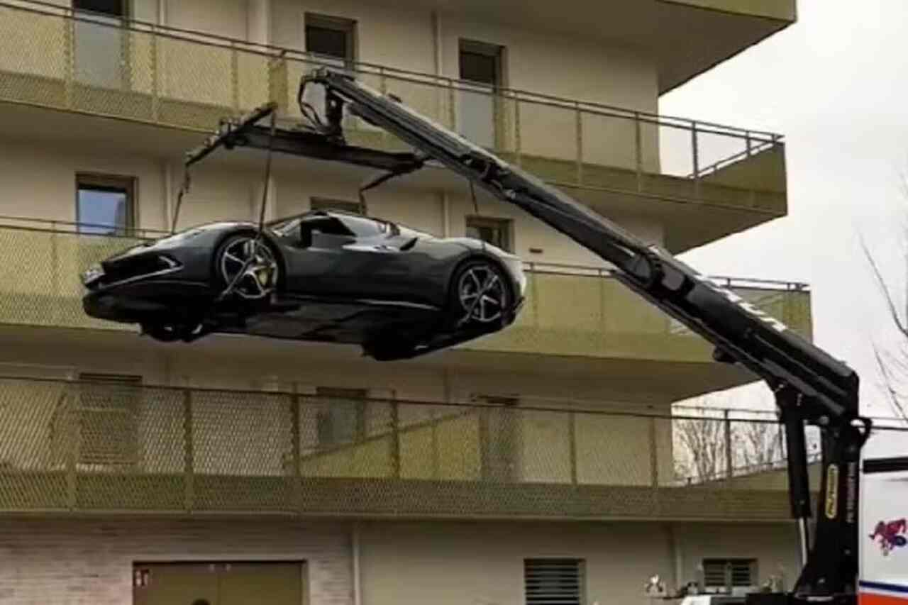 Millionær setter Ferrari på sin balkong under parkeringstvist i bygningen