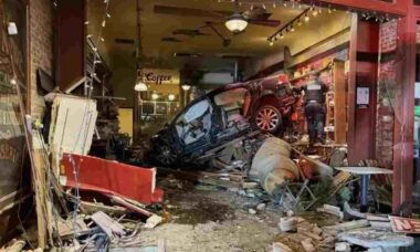 Motorista de 90 anos destrói cafeteria após acidente em alta velocidade