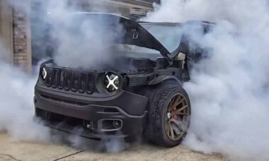 Homem chama atenção ao equipar Jeep Renegade com motor Hemi V-8