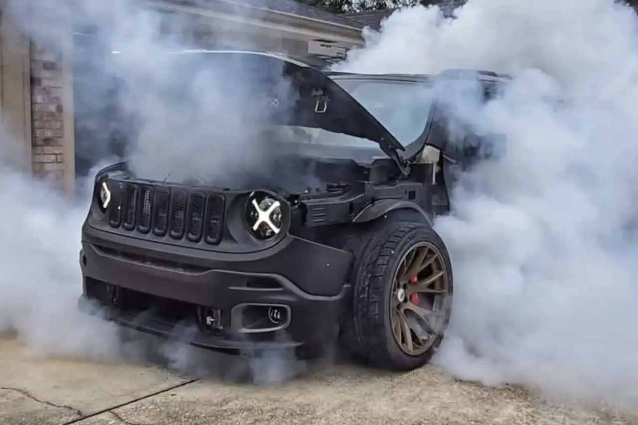 Homem chama atenção ao equipar Jeep Renegade com motor Hemi V-8