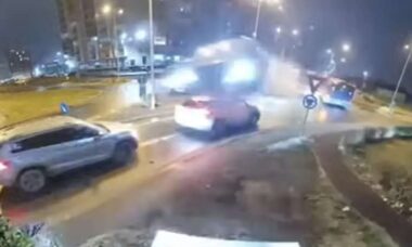 Vídeo registra motorista de Mercedes-Benz sendo arremessado no ar após colisão violenta com um canteiro