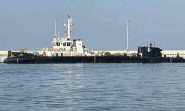 Misterioso submarino-navio híbrido é avistado em estaleiro na China