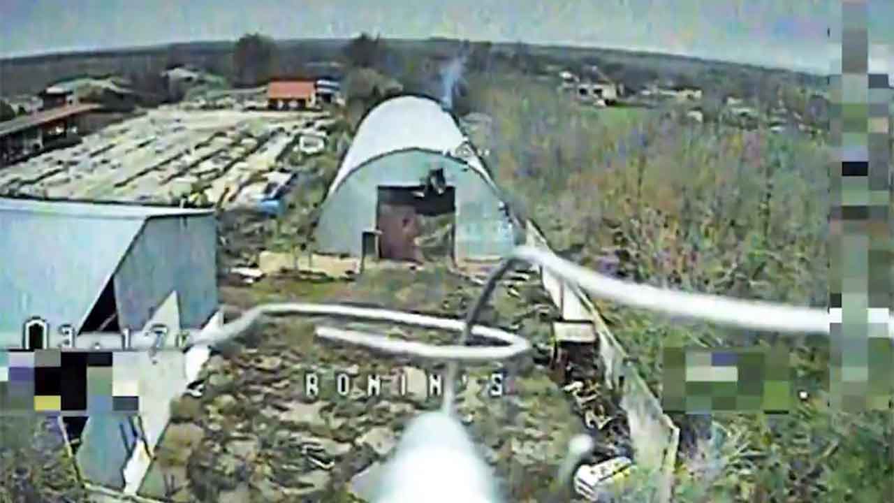 Batalhão Ronin da Ucrânia localiza hangar e destrói 5 blindados russos (X @bayraktar_1love)