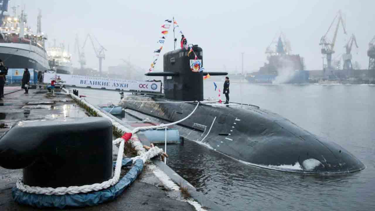 Submarino Velikiye Luki entra em serviço após 19 anos de construção