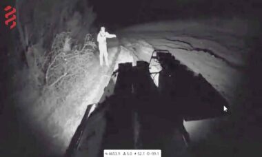 Cápsula blindada robótica resgata soldado ucraniano ferido sob ataque de drone FPV. Telegram @first_medical_battalion