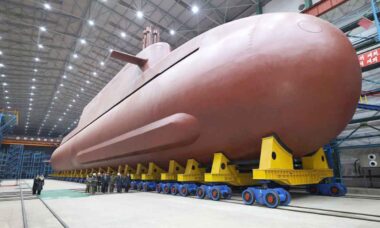 Coreia do Norte apresenta primeiras imagens completas de seu submarino nuclear lança-mísseis. Foto: Korean Central News Agency