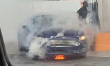 Motorista de Ford Fusion em chamas é flagrado em posto de gasolina
