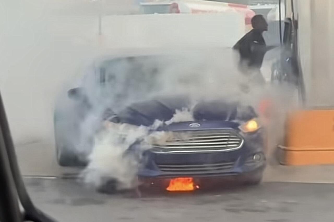 Sjåfør i brennende Ford Fusion blir filmet på bensinstasjon