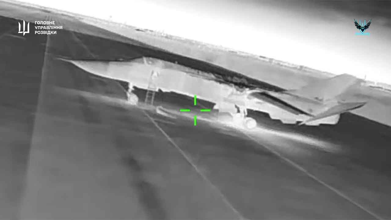 Ukrainsk drone rammer og ødelægger russisk Su-24 på en flyveplads på Krim; se videoen. Telegram @DIUkraine