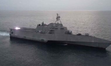 Marinha dos EUA lança drone LUCAS a partir de navio da classe Independence no Golfo Pérsico