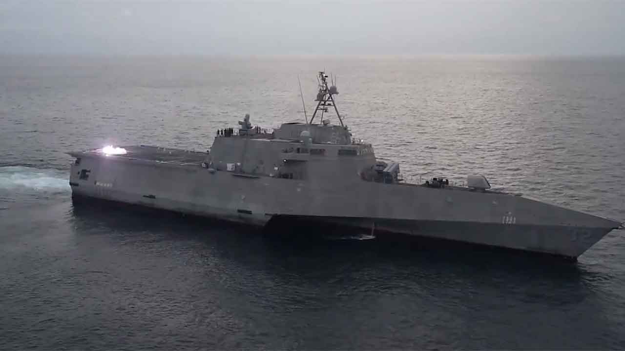 Marinha dos EUA lança drone LUCAS a partir de navio da classe Independence no Golfo Pérsico