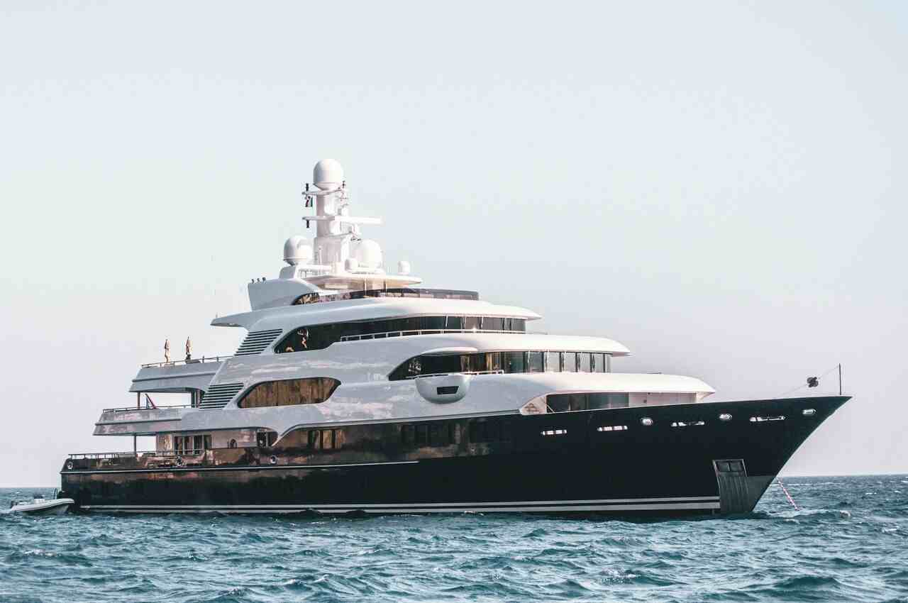 Gli yacht dei miliardari si riuniscono nello stesso luogo per la vigilia di Capodanno