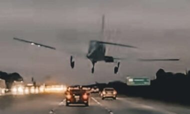 Vídeo: Avião cai em cima de carro durante pouso de emergência em rodovia dos EUA