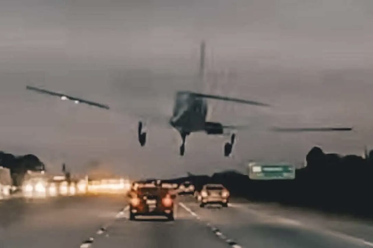 Video: Flugzeug stürzt bei Notlandung auf ein Auto auf einer US-Autobahn