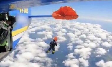 Vídeo tenso mostra paraquedista ficando preso em asa de avião durante salto