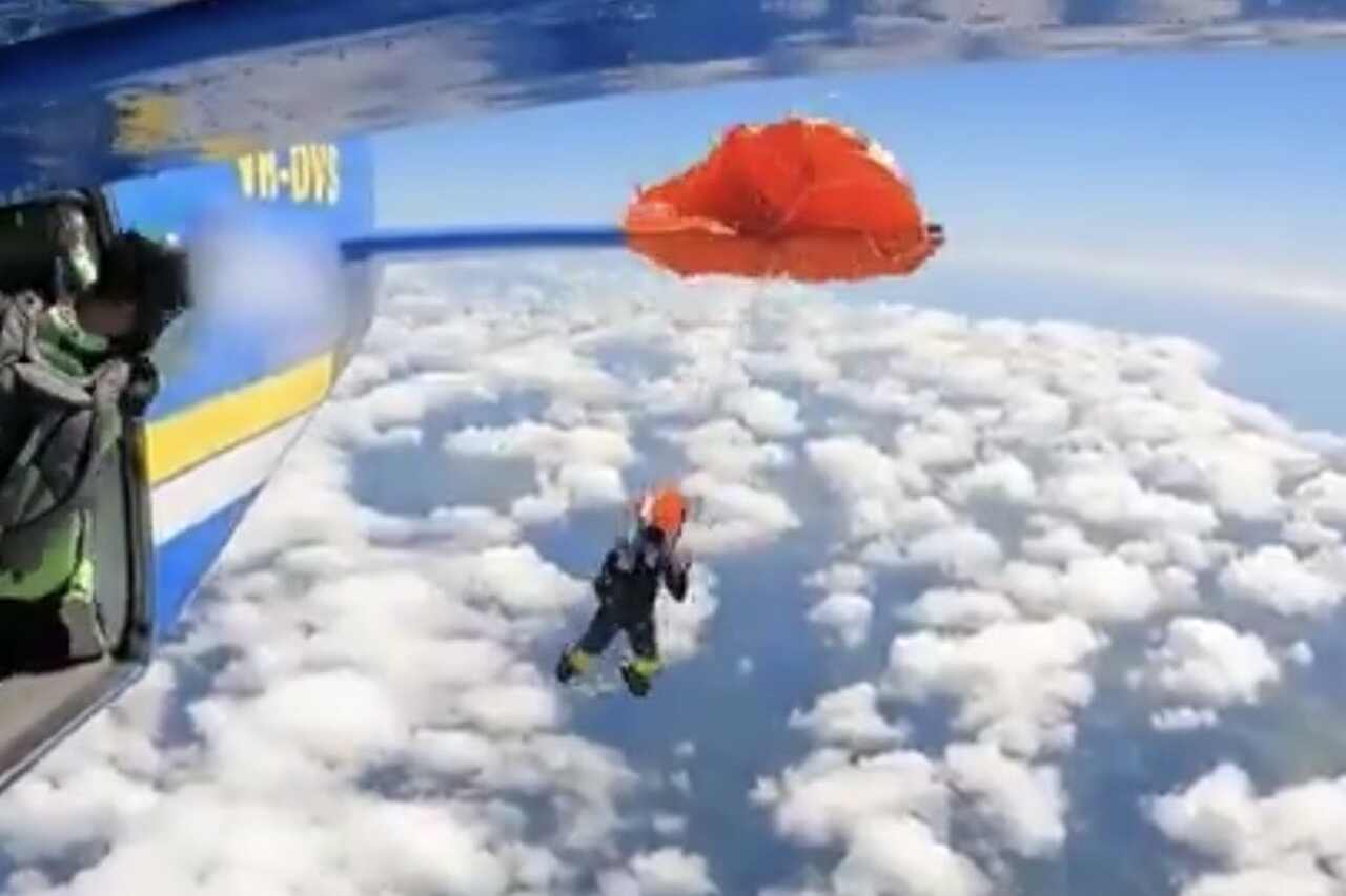 Vídeo tenso mostra paraquedista ficando preso em asa de avião durante salto