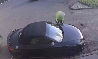 Prefeitura pinta vaga para deficientes em volta de carro já estacionado e aplica quatro multas ao motorista