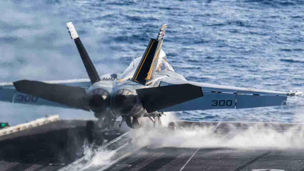 USS Gerald R. Ford lancerer F/A-18 i Caribien under en mission fra U.S. Southern Command